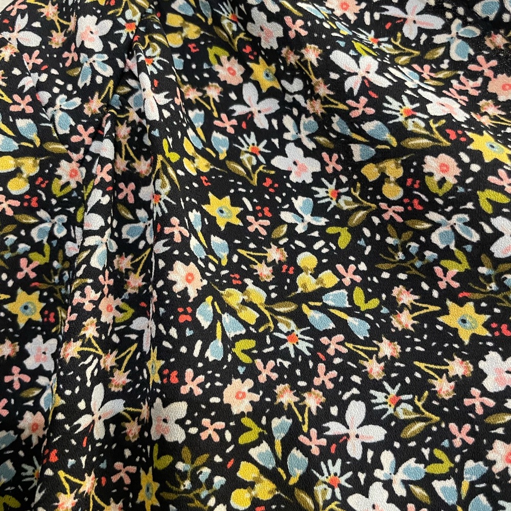 LOFT women’s Flutter sleeve shirt. Floral. Size Medium. 100% Rayon - Picture 3 of 12